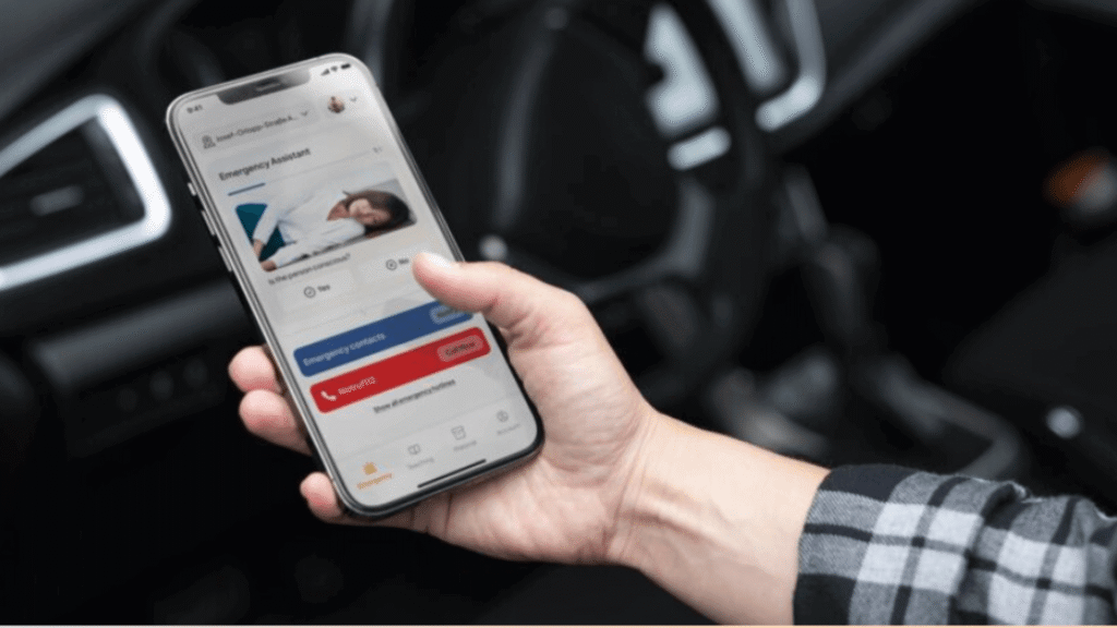 Hand hält Smartphone mit geöffneter MeinRetter-App im Auto – Notfallassistent und Notruf-Funktion auf dem Display sichtbar.